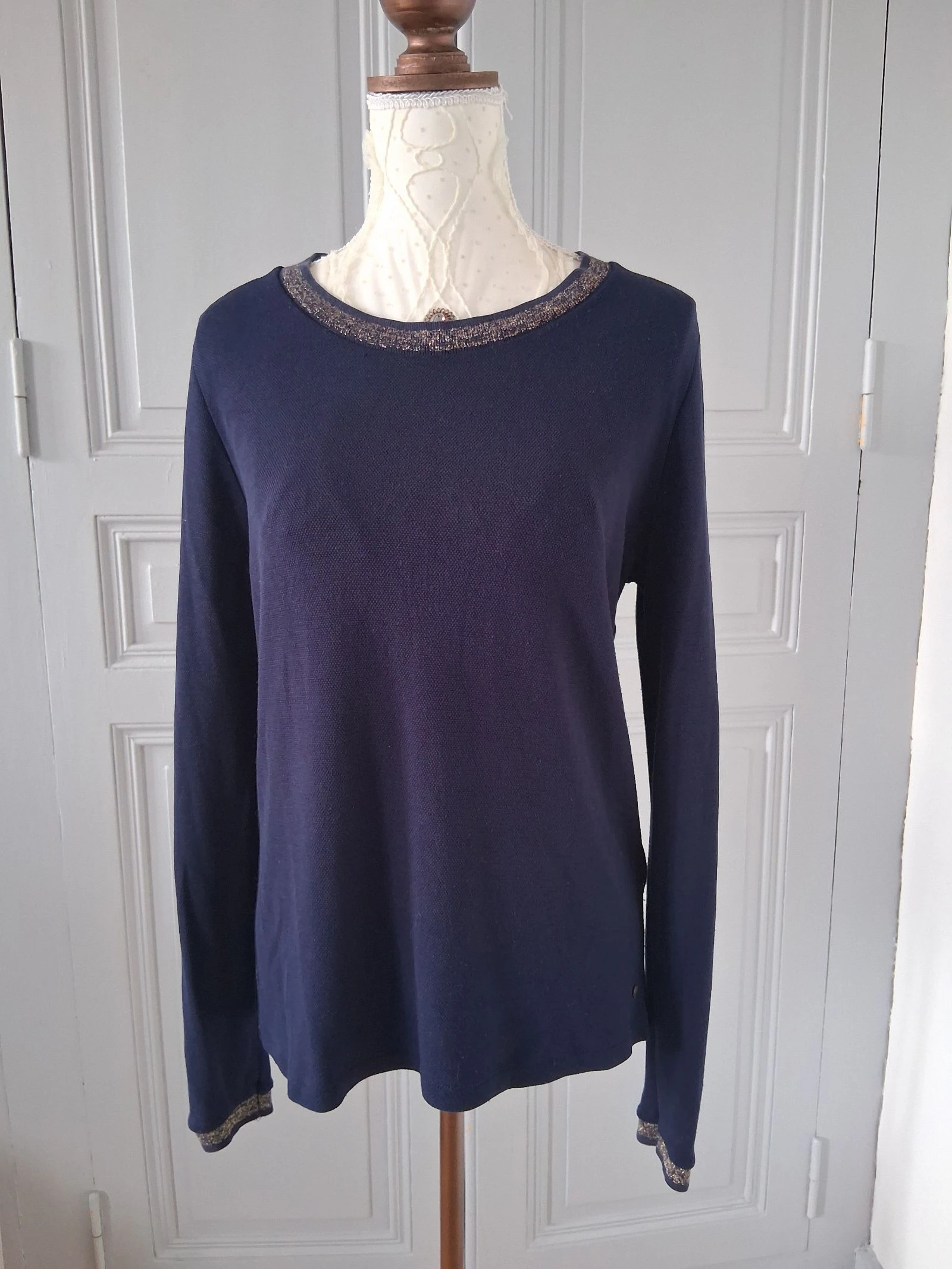 Blusa azul marino Bonobo – Estilo oversize y detalles dorados – Talla M – photo 2